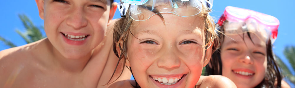 Drei Kinder am Strand